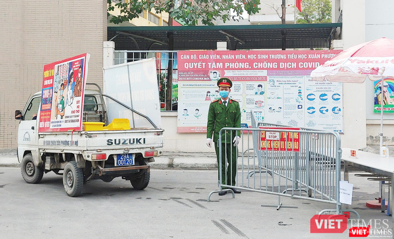 Khu vực cách ly được canh gác nghiêm ngặt ở Trưởng Tiểu học Xuân Phương (Ảnh - Minh Thuý)