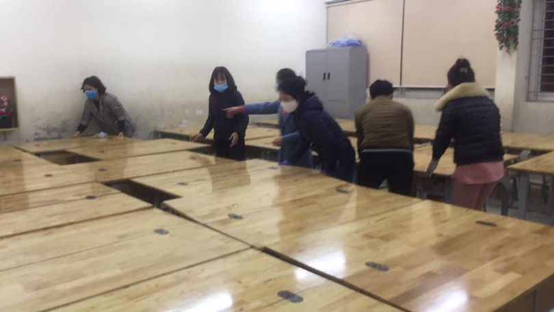 Các cô giáo ghép bàn cho học sinh ngủ, nghỉ tại trường (Ảnh - GVCC)