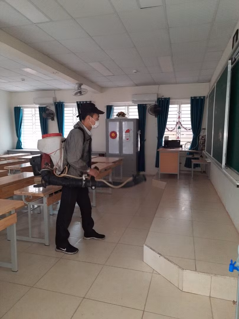 Phun khử khuẩn lớp học