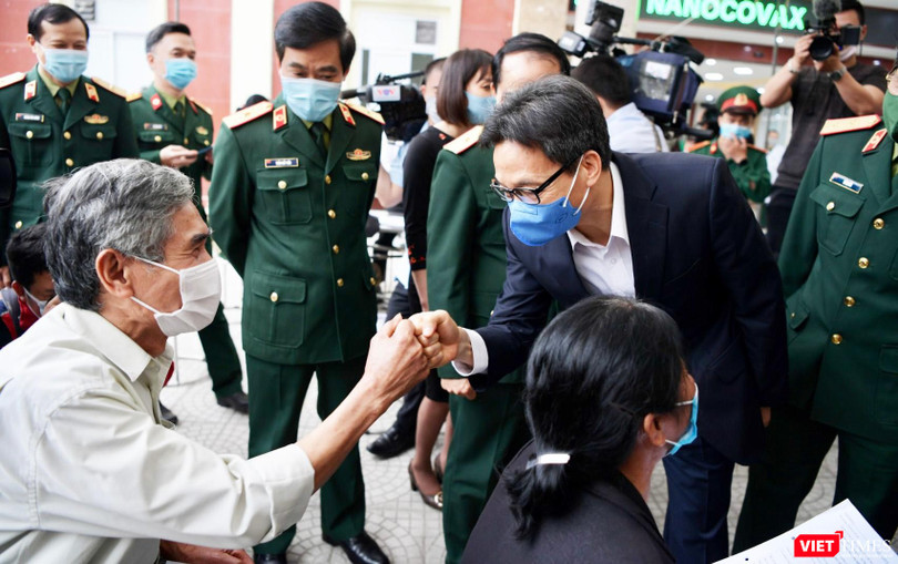 Phó Thủ tướng Vũ Đức Đam động viên, thăm hỏi tình nguyện viên tiêm thử nghiệm vaccine phòng COVID-19 (Ảnh - Hoàng Anh) 