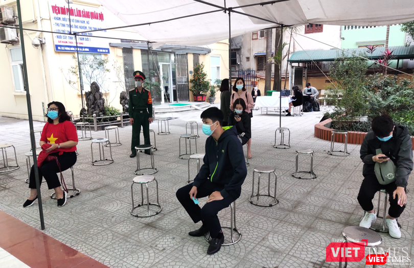 Tình nguyện viên được sắp xếp ngồi giãn cách để phòng dịch (Ảnh - Minh Thuý)