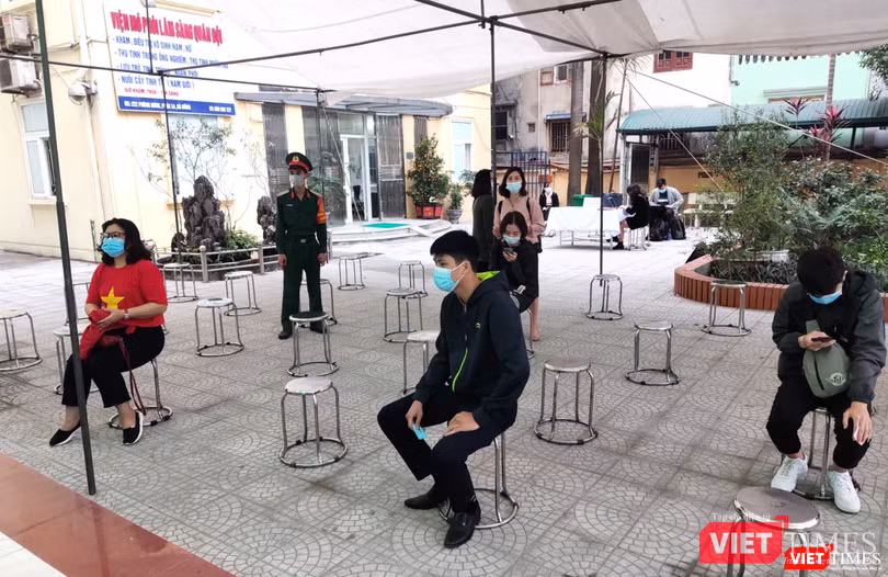 Tình nguyện viên được sắp xếp ngồi giãn cách để phòng dịch (Ảnh - Minh Thuý) Tình nguyện viên được sắp xếp ngồi giãn cách để phòng dịch (Ảnh - Minh Thuý)