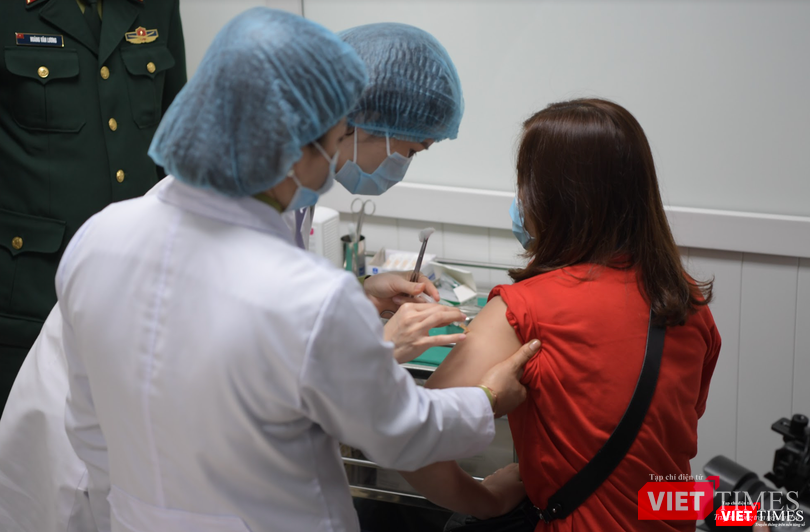 Tình nguyện viên được tiêm vaccine phòng COVID-19 (Ảnh - Minh Thuý) Tình nguyện viên được tiêm vaccine phòng COVID-19 (Ảnh - Minh Thuý)
