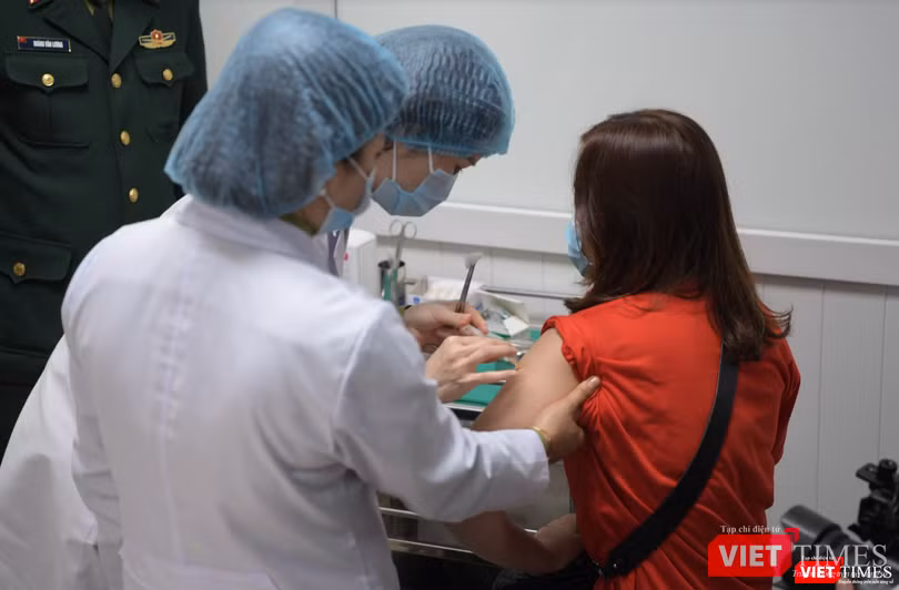 Tình nguyện viên được tiêm vaccine phòng COVID-19 (Ảnh - Minh Thuý)