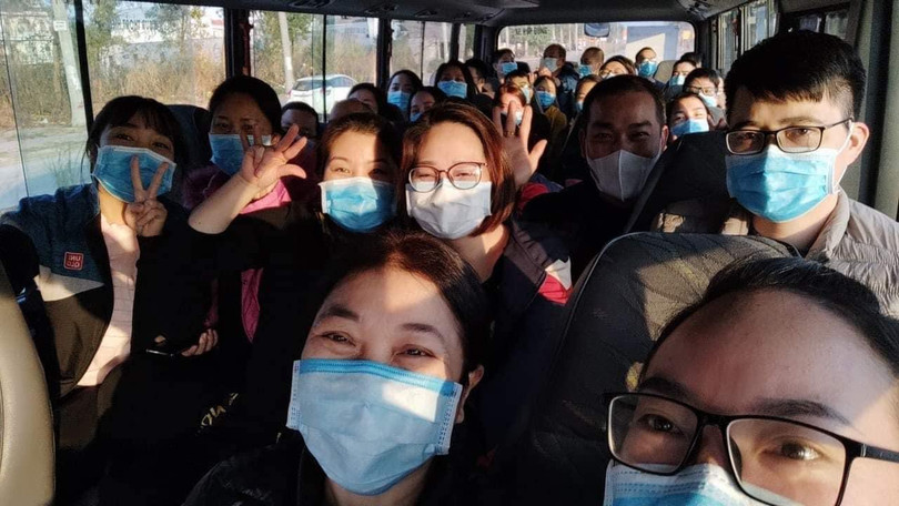 BS. Ngân trên chuyến xe của bệnh viện chở các y, bác sĩ ngắm phố phường dịp Tết (Ảnh: BYT)