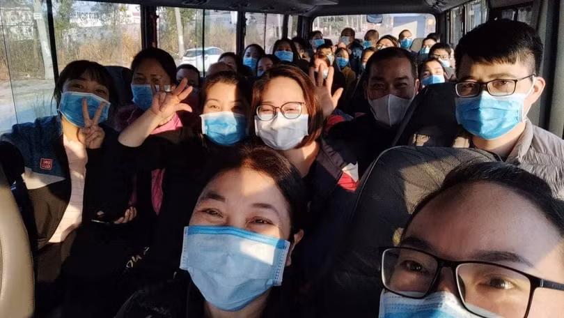 BS. Ngân trên chuyến xe của bệnh viện chở các y, bác sĩ ngắm phố phường dịp Tết (Ảnh: BYT)