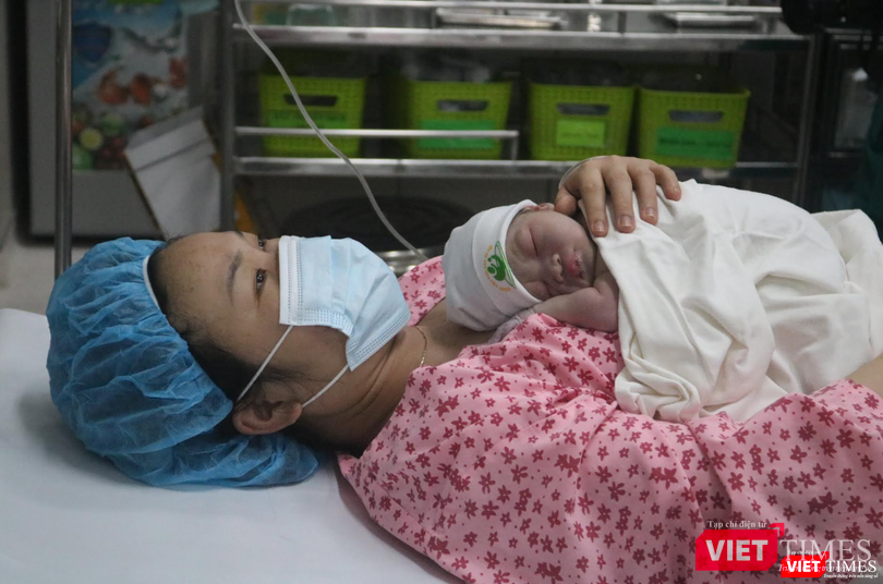 Bé nằm ngủ ngon trên người mẹ sau khi bú no