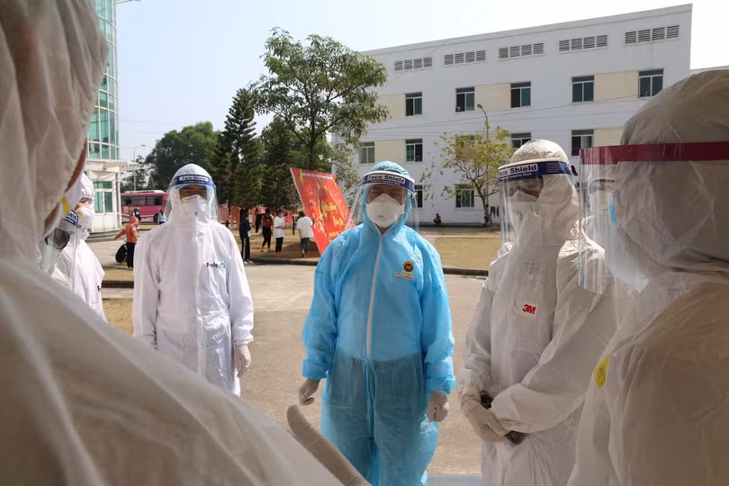 Các bác sĩ kiểm tra công tác phòng dịch (Ảnh - BYT) 