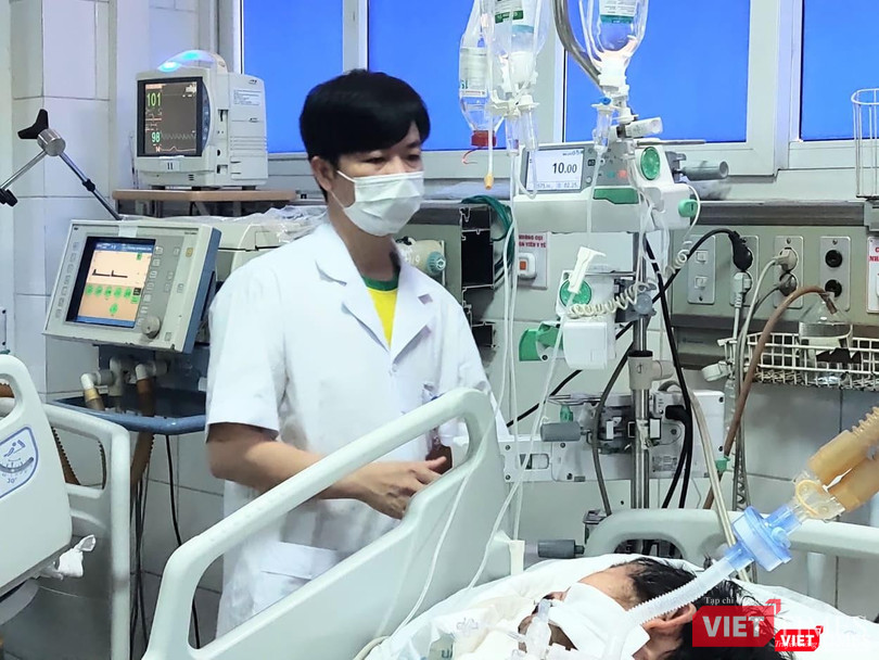 BS Khiêm theo dõi tình trạng sức khoẻ của người bệnh (Ảnh - Minh Thuý)