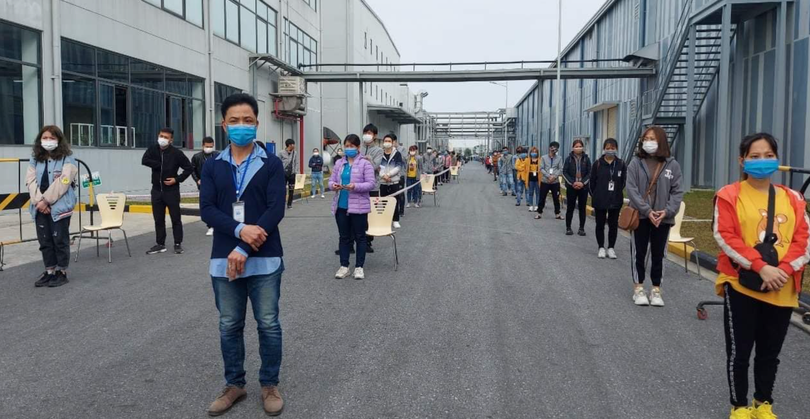 Công nhân xếp hàng chờ lấy mẫu xét nghiệm COVID-19 (Ảnh - BYT) Công nhân xếp hàng chờ lấy mẫu xét nghiệm COVID-19 (Ảnh - BYT)