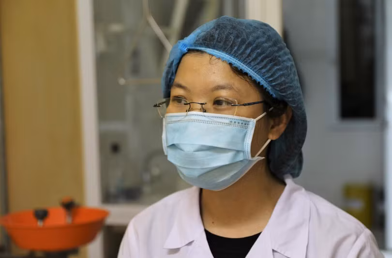 Chị Huyên làm việc tại phòng PCR đã 9 đêm không ngủ, còn chồng chị công tác 3 tháng nay chưa về nhà.(Ảnh Kim Dung – Trung Sơn)