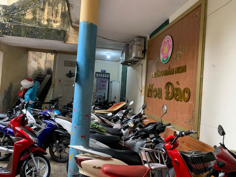 Nhân viên phun khử khuẩn ở Trường mầm non Hoa Đào Nhân viên phun khử khuẩn ở Trường mầm non Hoa Đào