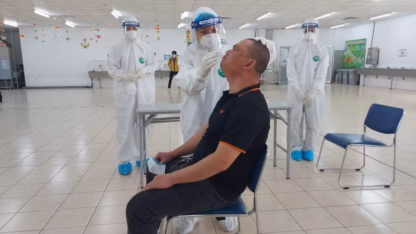 Nhân viên y tế lấy mẫu xét nghiệm COVID-19 cho công nhân (Ảnh - BYT) Nhân viên y tế lấy mẫu xét nghiệm COVID-19 cho công nhân (Ảnh - BYT)