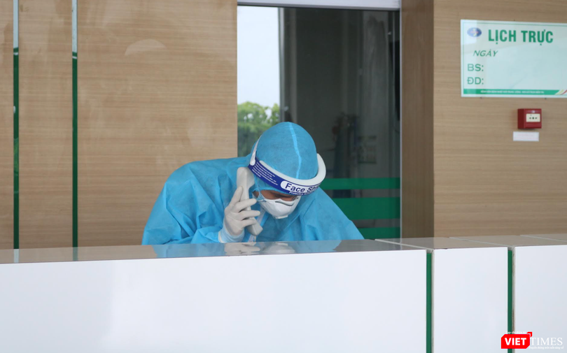 Nhân viên y tế trực cấp cứu ở bệnh viện (Ảnh - Minh Thuý) 