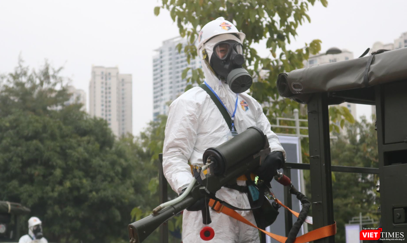 Nhân viên y tế phun khử khuẩn phòng COVID-19 (Ảnh - Minh Thuý) 