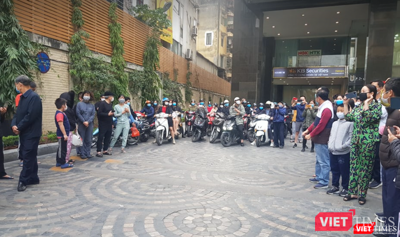 Người dân chờ đợi dỡ phong toả (Ảnh: Phan Văn Hiệu)