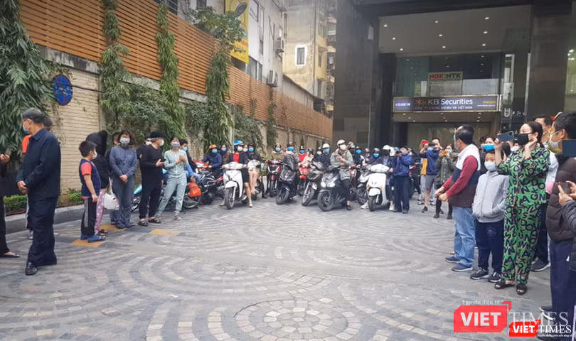 Người dân chờ đợi dỡ phong toả (Ảnh: Phan Văn Hiệu)