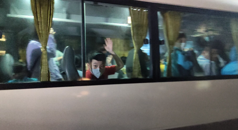 Một em học sinh vẫy tay vui mừng khi hết cách ly về nhà ăn Tết (Ảnh - Minh Thuý) 