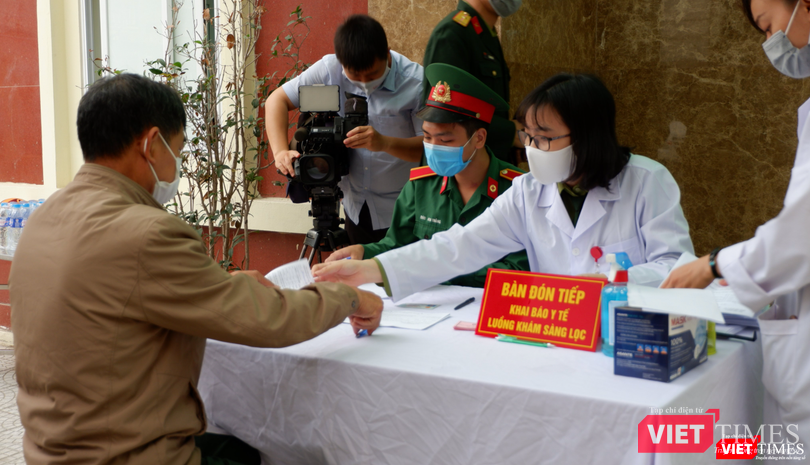 Người dân khai báo y tế tại Viện Y dược học Quân sự, Học viện Quân Y (Ảnh - Minh Thuý)