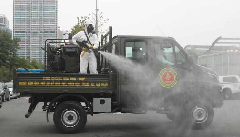 Phun khử khuẩn phòng dịch (Ảnh - Minh Thúy)