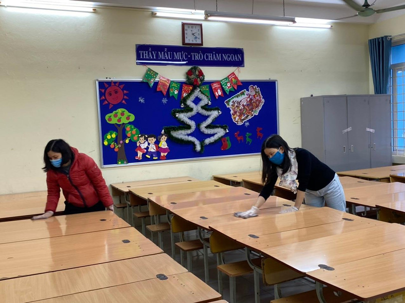 Cô giáo vệ sinh bàn học Cô giáo vệ sinh bàn học