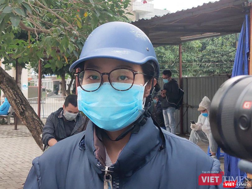 Chị Hương - phụ huynh học sinh có con đang cách ly ở trường (Ảnh - Minh Thuý)