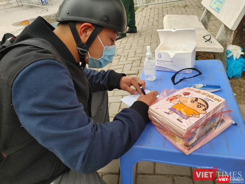 Một phụ huynh gửi truyện vào cho con trong khu cách ly (Ảnh - Minh Thuý)