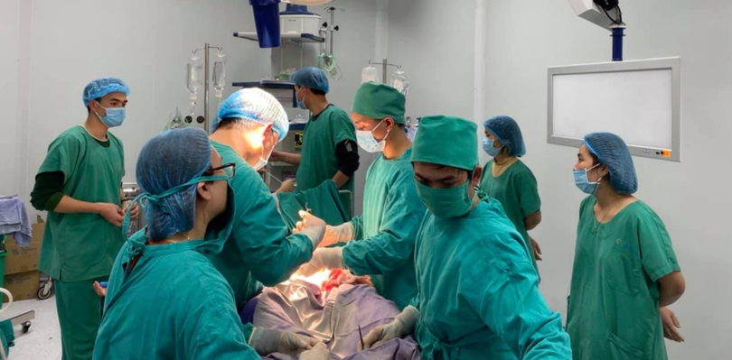 Kíp phẫu thuật ở Trung tâm Y tế huyện Cô Tô đã hội chẩn trực tiếp tại phòng mổ qua hệ thống Telemedicine với đầu cầu ở Bệnh viện Sản Nhi Quảng Ninh (Ảnh - BVCC)