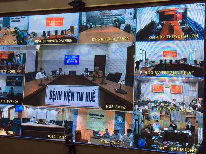 Hội chẩn trực tuyến với các bệnh viện có bệnh nhân mắc COVID-19 trở nặng (Ảnh - BYT)