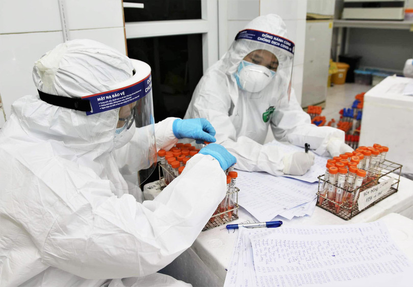 Nhân viên y tế đang tiến hành phân loại F1- F4 để đưa sang phòng tra mẫu (Ảnh Kim Dung – Trung Sơn) Nhân viên y tế đang tiến hành phân loại F1- F4 để đưa sang phòng tra mẫu (Ảnh Kim Dung – Trung Sơn)