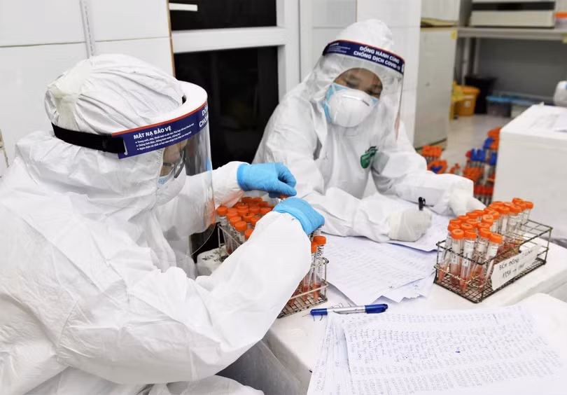 Cán bộ y tế làm việc ở phòng xét nghiệm COVID-19 (Ảnh - BYT)