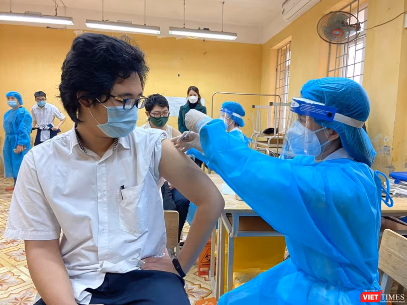 Học sinh được tiêm vaccine COVID-19 (Ảnh - Quang Hùng) 