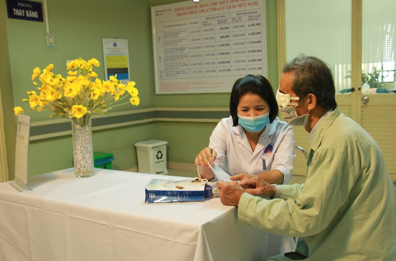 Bác sĩ khám sức khoẻ, tư vấn miễn phí cho người bệnh (Ảnh - BVCC)