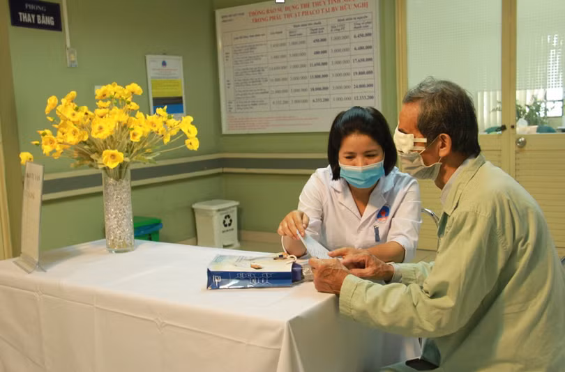 Bác sĩ khám sức khoẻ, tư vấn miễn phí cho người bệnh (Ảnh - BVCC)