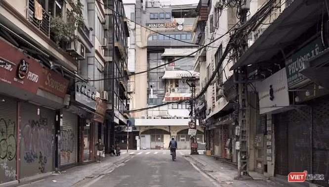 Nhiều cửa hàng buộc phải đóng cửa vì dịch COVID-19 (Ảnh - Anh Lê) 