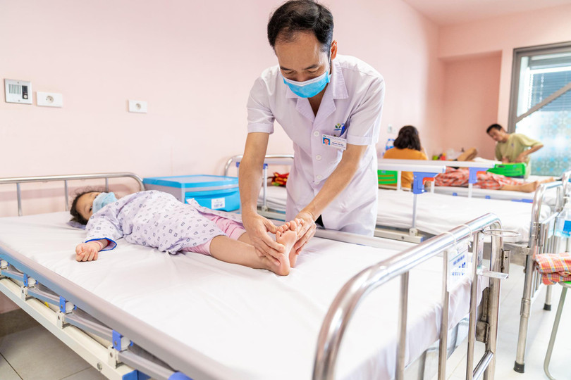 TS.BS. Hoàng Hải Đức - Trưởng khoa Chỉnh hình, thăm khám cho bệnh nhi (Ảnh - BVCC)