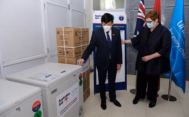 Bộ trưởng Bộ Y tế Nguyễn Thanh Long xem tủ bảo quản lạnh vaccine COVID-19 (Ảnh - BYT)