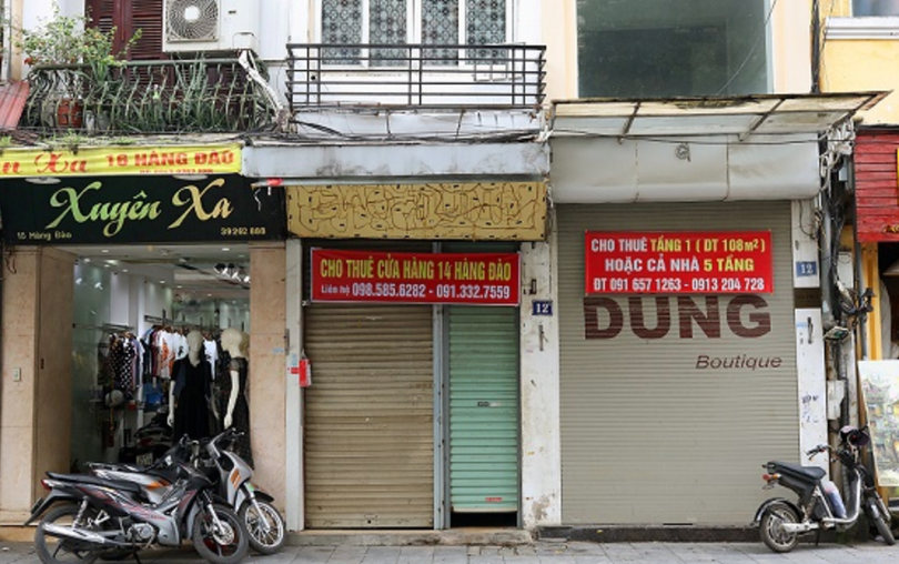 Dịch COVID-19 khiến nhiều cửa hàng mặt tiền phải đóng cửa, treo biểu cho thuê cửa hàng (Ảnh - Nhật Bắc)