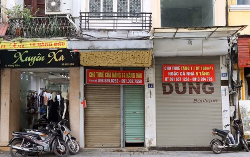 Dịch COVID-19 khiến nhiều cửa hàng mặt tiền phải đóng cửa, treo biểu cho thuê cửa hàng (Ảnh - Nhật Bắc)