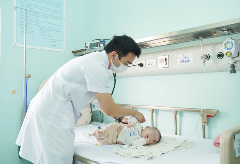 Bác sĩ khám cho bé tại BV (Ảnh - BVCC) Bác sĩ khám cho bé tại BV (Ảnh - BVCC)