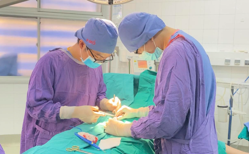 Các bác sĩ phẫu thuật cho bệnh nhân (Ảnh - BVCC) 