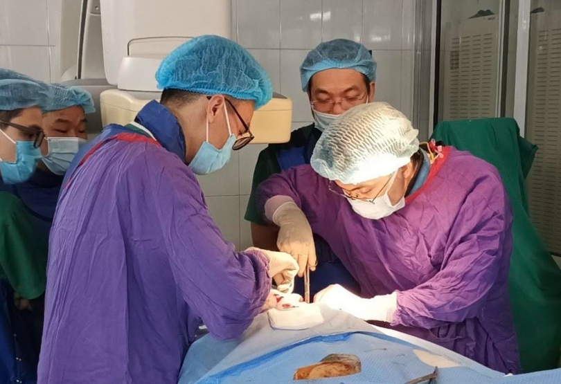 Các bác sĩ phẫu thuật cho bệnh nhân (Ảnh - BVCC)
