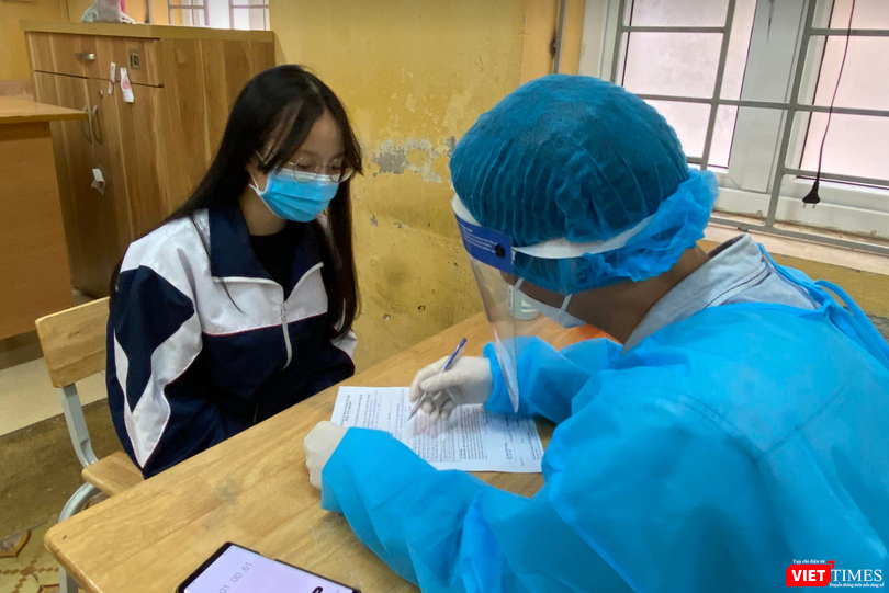 Học sinh được kiểm tra sức khoẻ trước tiêm vaccine COVID-19 (Ảnh - Quang Hùng)