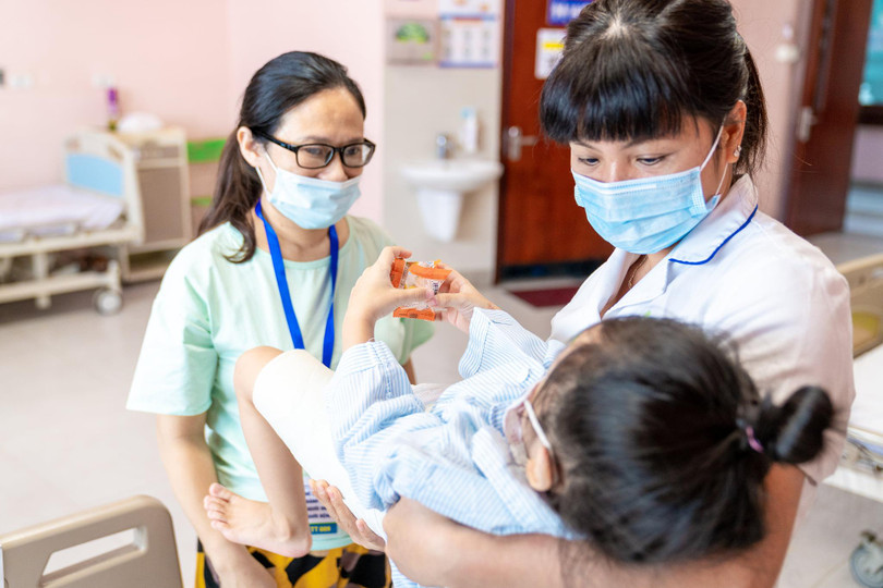 Bác sĩ chăm sóc cho trẻ (Ảnh - BVCC)