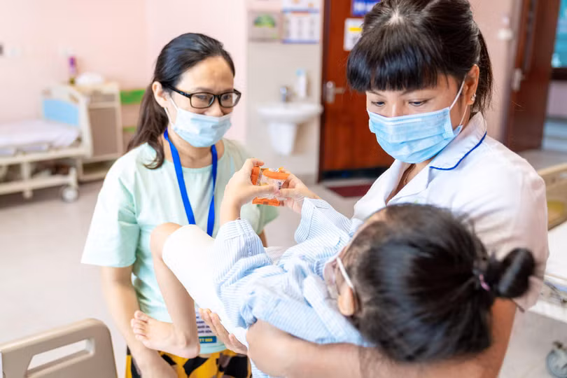 Bác sĩ chăm sóc cho trẻ (Ảnh - BV)