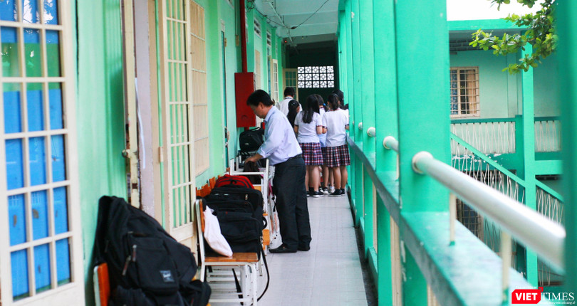 Trước giờ làm bài, giám thị coi thi kiểm tra khu vực phòng thi 