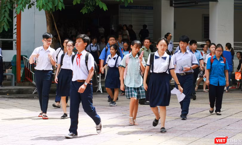 Thí sinh dự thi vào lớp 10 tại Trường Trung học Thực hành, ĐH Sư phạm TP.HCM vào sáng 5/6