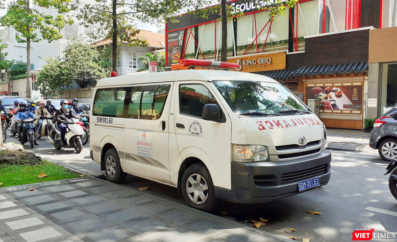 Xe cấp cứu "hộ tống" thí sinh Anh Trúc đến trường thi