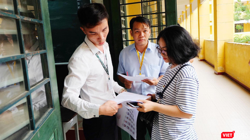 Thí sinh bắt đầu được gọi vào phòng thi