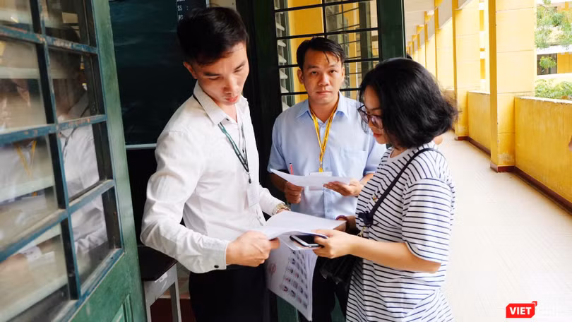 Thí sinh bắt đầu được gọi vào phòng thi